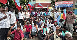 வில்லியனூா் காவல் நிலையம் முன் விசிகவினா் முற்றுகைப் போராட்டம்