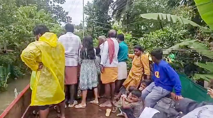 வெள்ளத்தால் பாதிக்கப்பட்ட பொதுமக்களை முகாம்களுக்கு அனுப்பி வைத்த மீட்புக் குழுவினர்.