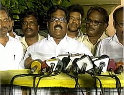 பதவியை ராஜிநாமா செய்ய வற்புறுத்தினார் வைகோ: மதிமுக எம்.எல்.ஏ.க்கள்