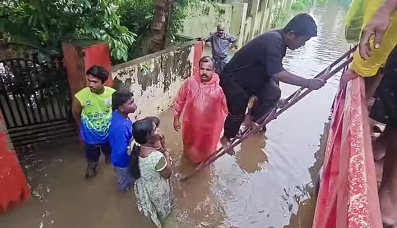 கனமழையால் சாலையில் தொங்கிய மழை நீர்.