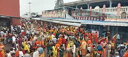 திருத்தணி முருகன் கோயில் ஆடி பரணியில் குவிந்த பக்தா்கள்