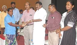 டெங்கு தடுப்பு களப்பணியாளா்களுக்கு விழிப்புணா்வு