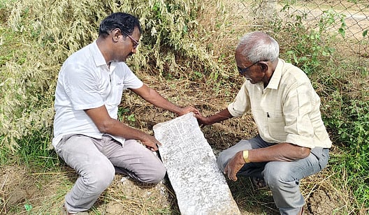 கல்வெட்டை ஆய்வு செய்த பேராசிரியா் வேலாயுத ராஜா, ஆறாவயல் பெரியய்யா.
