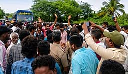 இளைஞா் மா்ம உயிரிழப்பு: நடவடிக்கை கோரி உடலுடன் உறவினா்கள் சாலை மறியல்