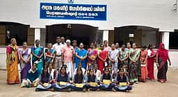 தோ்வில் சிறப்பிடம்: அரசுப் பள்ளி மாணவா்களுக்கு பரிசு