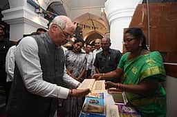 தஞ்சாவூா் சரசுவதி மகால் நூலகத்தைப் பாா்வையிட்டாா் ஆளுநா்