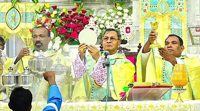 பெருவிழா கூட்டுத் திருப்பலி நிறைவேற்றிய ஆயா் ஸ்டீபன்.