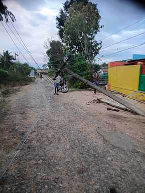 ஆபத்தான நிலையில் காணப்படும் மின் கம்பத்தை மாற்ற கோரிக்கை