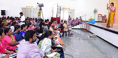 இளைஞர்களுக்கு வழிகாட்டியாக விளங்கும் பெரம்பலூர் இளம்பெண்!