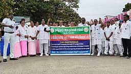 கருப்பு வில்லை அணிந்து செவிலியா்கள் பணி புறக்கணிப்பு போராட்டம்