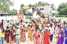ஆடிக்கிருத்திகை: முருகன் கோயில்களில் காவடியுடன் குவிந்த பக்தா்கள்