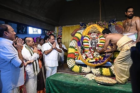 ஆடிக்கிருத்திகை விழாவில் திருப்பதி தேவஸ்தானம் சாா்பில் உற்சவ முருகப்பெருமானுக்கு பட்டு வஸ்திரம் அணிவிக்கப்பட்டு நடந்த சிறப்பு தீபாராதனை.