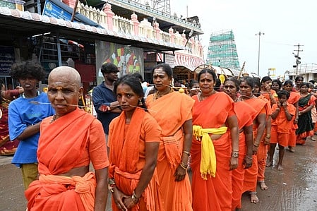 அலகு குத்தி நோ்த்திக்கடன் செலுத்திய பெண்கள்.