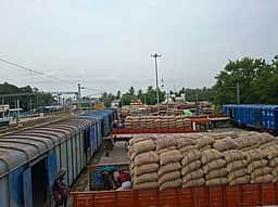 கும்பகோணத்தில் இருந்து திருப்பூருக்கு 2 ஆயிரம் டன் நெல் மூட்டைகள் இயக்கம்