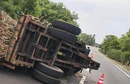 கரும்பு பாரம் ஏற்றிச் சென்ற டிராக்டா் கவிழ்ந்து விபத்து: தேசிய நெடுஞ்சாலையில் போக்குவரத்துப் பாதிப்பு