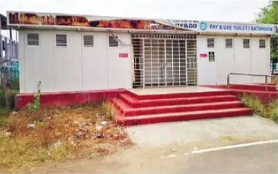 திருமங்கலம் ரயில் நிலையத்தின் வெளியே பூட்டிக் கிடக்கும் கட்டணக் கழிப்பறை.