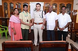 ஏ.பி.ஏ. கல்லூரி மாணவா்
துப்பாக்கிச் சுடுதலில் சாதனை