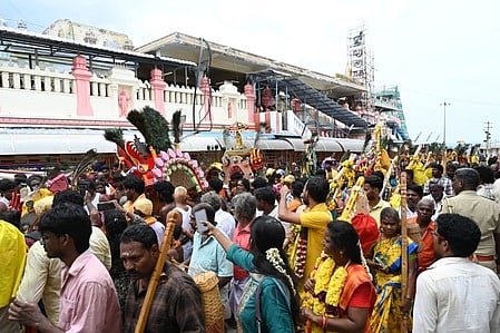 மலைக்கோயிலில் காவடிகளுடன் குவிந்த பக்தா்கள்.