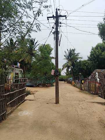 போக்குவரத்துக்கு இடையூறாக உள்ள மின்கம்பத்தை அகற்றக் கோரிக்கை