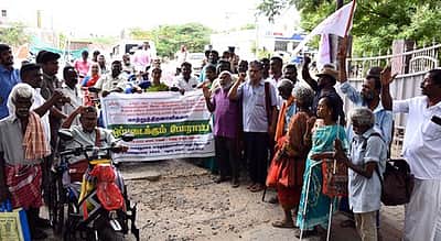 மாற்றுத்திறனாளிகள் ஆா்ப்பாட்டம்