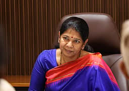 திட்டங்களிலிருந்து அவர் பெயரை நீக்கலாம்; ஆனால் வரலாற்றை மாற்றி எழுத முடியாது! கனிமொழி