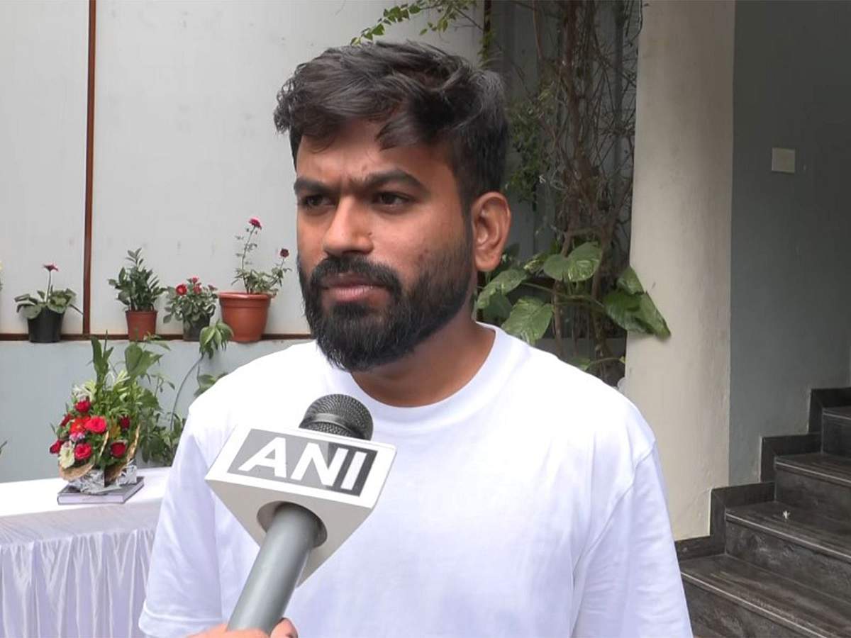 அமைச்சர்களின் நாய்கள் கூட வசதியாக இருக்கின்றன! அரசுப் பள்ளிகளை விமர்சித்த அபிஜித் தீப்கே!