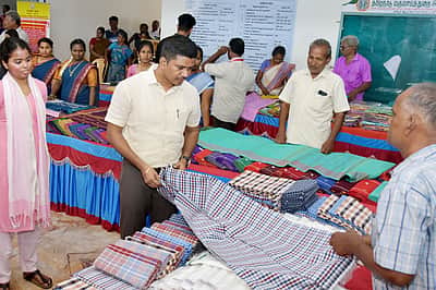 நெசவாளா்களுக்கு நலத் திட்ட உதவிகள் அளிப்பு