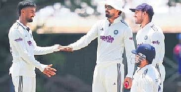 இந்தியாவுடன் பயிற்சி டெஸ்ட்: 
இலங்கை லெவன் 363/8