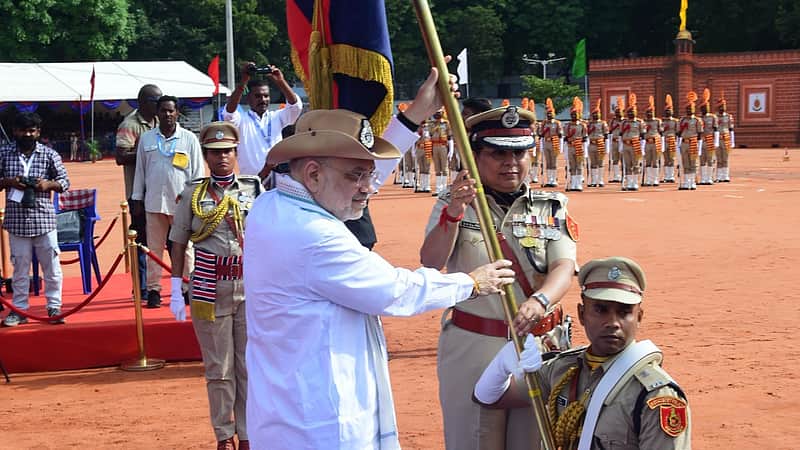 Union Minister Amit Shah presented the Vanna Virudhu award to Shalini Singh.
