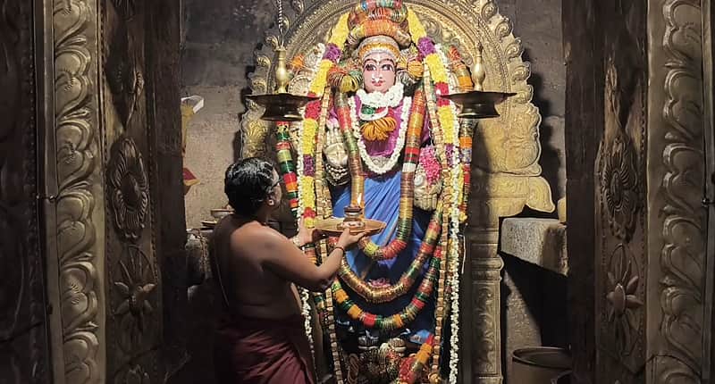 Aadi Pooram: Goddess Periya Nayagi Decorated with Bangles; Large Number of Devotees Offer Prayers