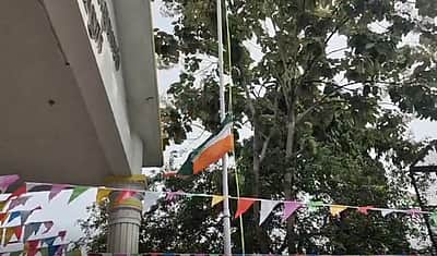 வேலூரில் தலைகீழாக ஏற்றப்பட்ட தேசியக் கொடி!