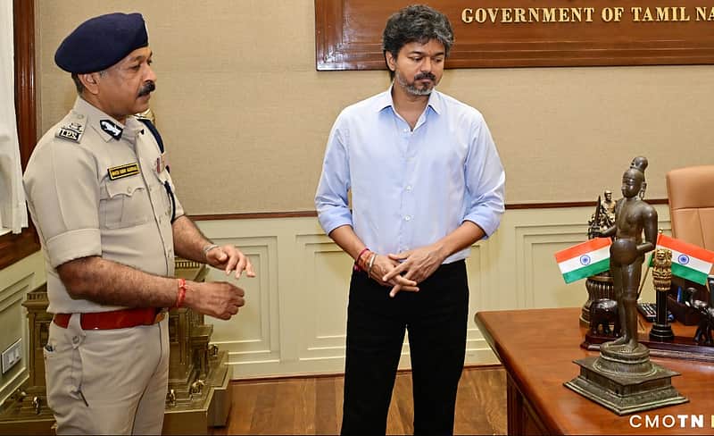 The Chief Minister viewed the ancient statue retrieved from England.