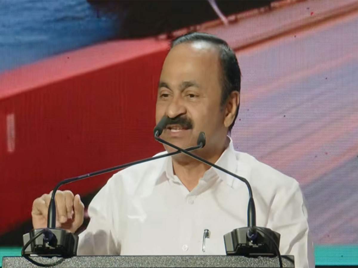 பினராயி விஜயன் மீது வழக்குப்பதிவு? சட்ட ஆலோசனைக்குப் பின் முடிவு
- கேரள முதல்வா்