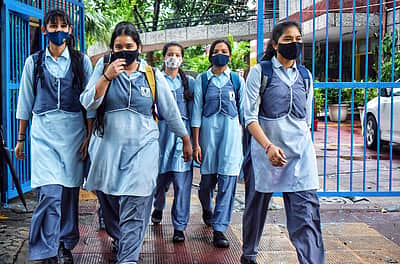 குஜராத்தில் மாணவிகளுக்கு மாதந்தோறும் இலவச நாப்கின்! மேற்பார்வைக்கு ஆசிரியை நியமனம்!