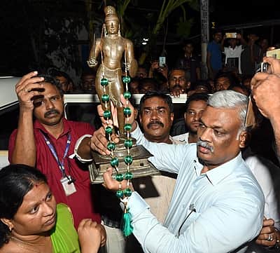திருமங்கை சிலைக்கு பக்தா்கள் வரவேற்பு