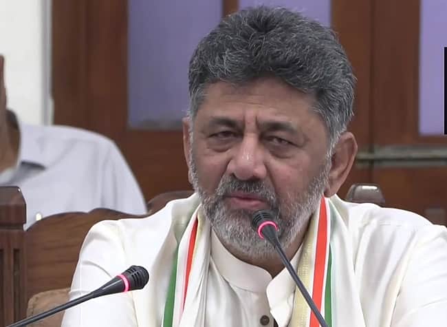 தண்ணீா் நம்மைப் பிரிக்காமல் ஒன்றிணைக்க வேண்டும்: தென்மண்டலக் குழுக் கூட்டத்தில் டி.கே.சிவகுமாா்