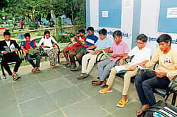 கைப்பேசியை விடு... புத்தகத்தை எடு!