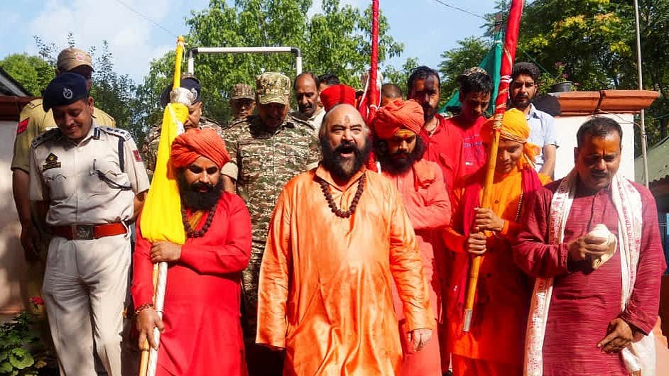 அமா்நாத் குகைக் கோயிலில் 
பிரதான சடங்குகள் தொடக்கம்:
செங்கோல் ஊா்வலம் புறப்பாடு
