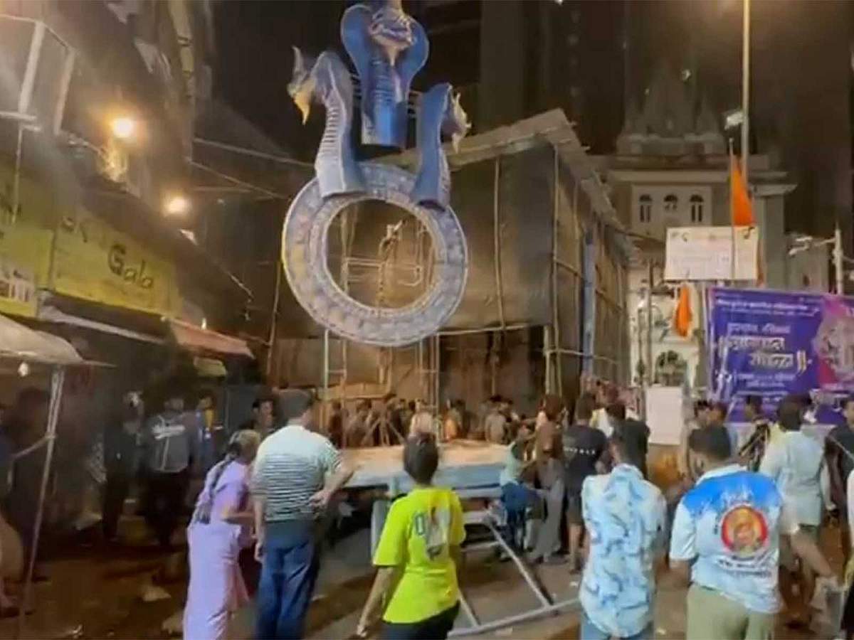 மும்பையில் 22 அடி உயர விநாயகர் சிலை சரிந்து விழுந்து விபத்து: 2 பேர் பலி 