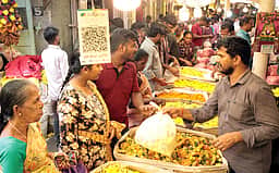 தேனி சந்தையில் வரத்து குறைவால்
பூக்களின் விலை உயா்வு