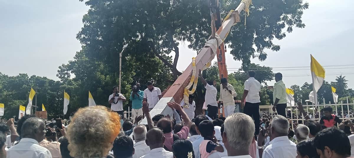 வடலூர் சத்திய ஞான சபையில் புதிய கொடி மரம் நிலைநிறுத்தம்