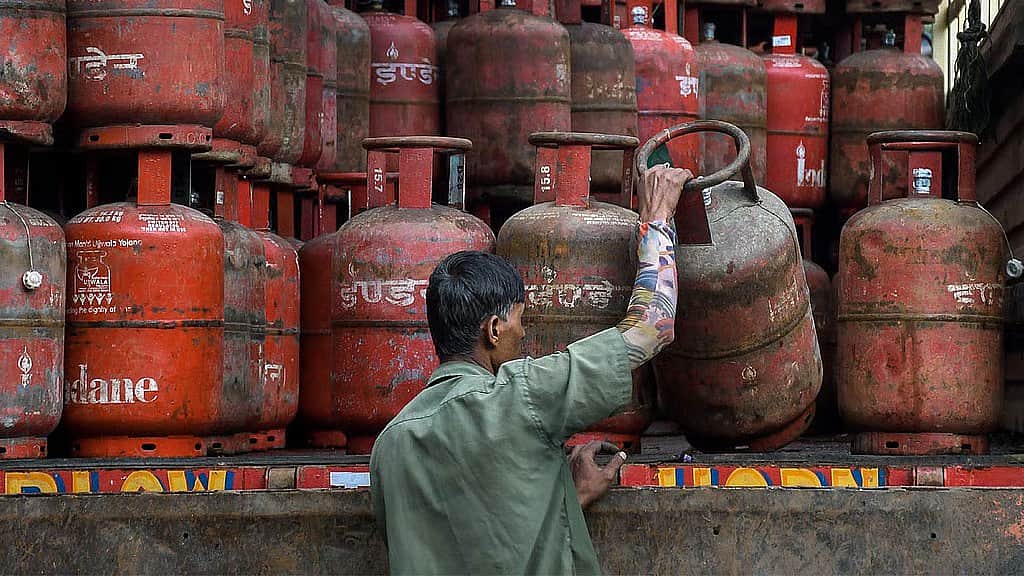 மானிய வீட்டு உபயோக சிலிண்டருக்கு அக்.1 முதல் பயோமெட்ரிக் ஆதாா் சரிபாா்ப்பு கட்டாயம்!