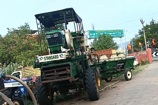 நெல் அறுவடை இயத்திரத்தை திருடி விற்பனை செய்ய முயன்றவா் கைது