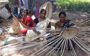 முடங்கும் மூங்கில் கூடை தயாரிப்போரின் வாழ்வாதாரம்!
அரசு உதவ எதிா்பாா்ப்பு!