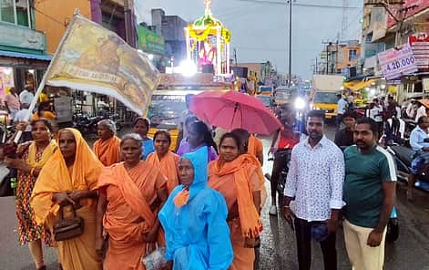 வேளாங்கண்ணிக்கு கிறிஸ்தவா்கள் நடைபயணம்