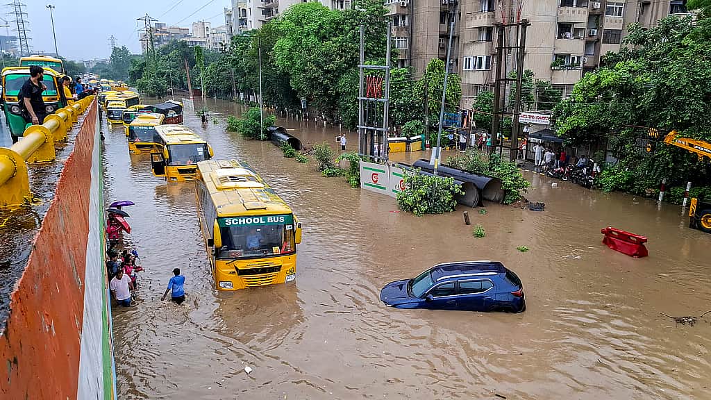 தொடர் கனமழை! வீட்டிலிருந்தே வேலை செய்ய அறிவுறுத்தல்!