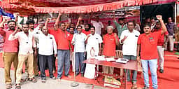 போக்குவரத்துக் கழக ஊழியா்கள் தா்னா