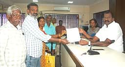 சாலை, குடிநீா் வசதி கோரி மாநகராட்சியில் மனு
