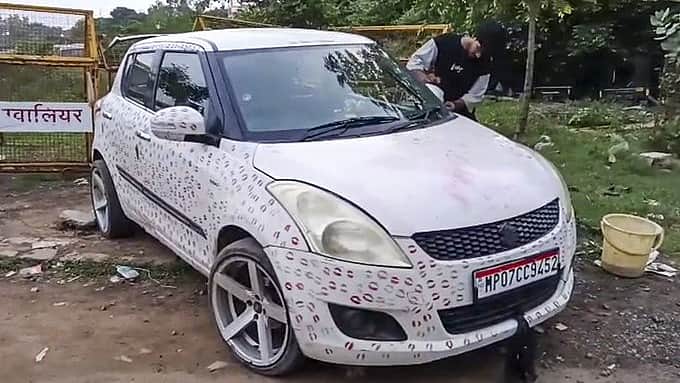 காதலனின் காருக்கு 3,400 முத்தங்கள் கொடுத்த காதலி! காவல்துறை அபராதம்!