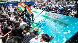 பிகாரில் முதல்வா் வீடு நோக்கி பேரணி: மாணவா்கள் மீது தடியடி; கல்வீச்சில் போலீஸாா் காயம்